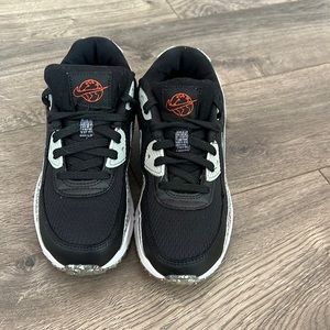Nike air max kids size 2 black grey